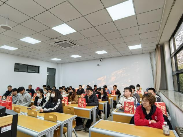 4ae48517d5351f50579b4af93ed2125f